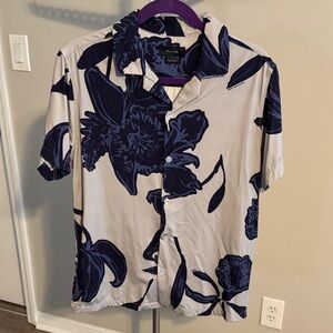 Floral Short-Sleeve Button-Down Shirt in Light Gray & Navy